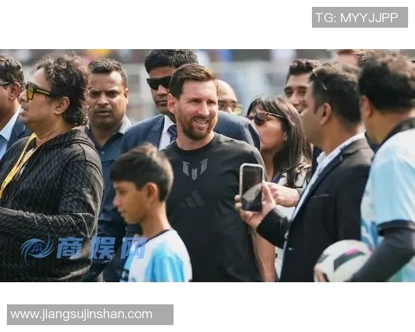 梅西印度行赠球衣足球获当地球迷盛赞